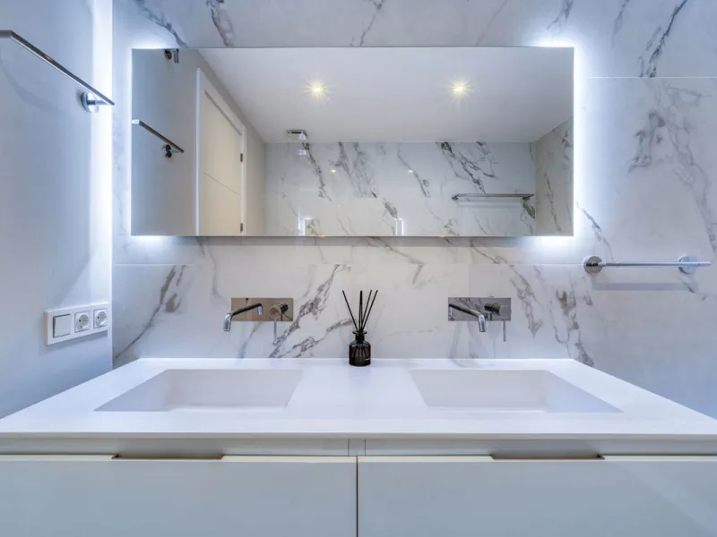 Located in a recently built development, in a prime position just steps from the center of San Pedro de Alcántara, this elegant penthouse combines modern design, comfort, and an unbeatable location, surrounded by all amenities: charming cafés, supermarket