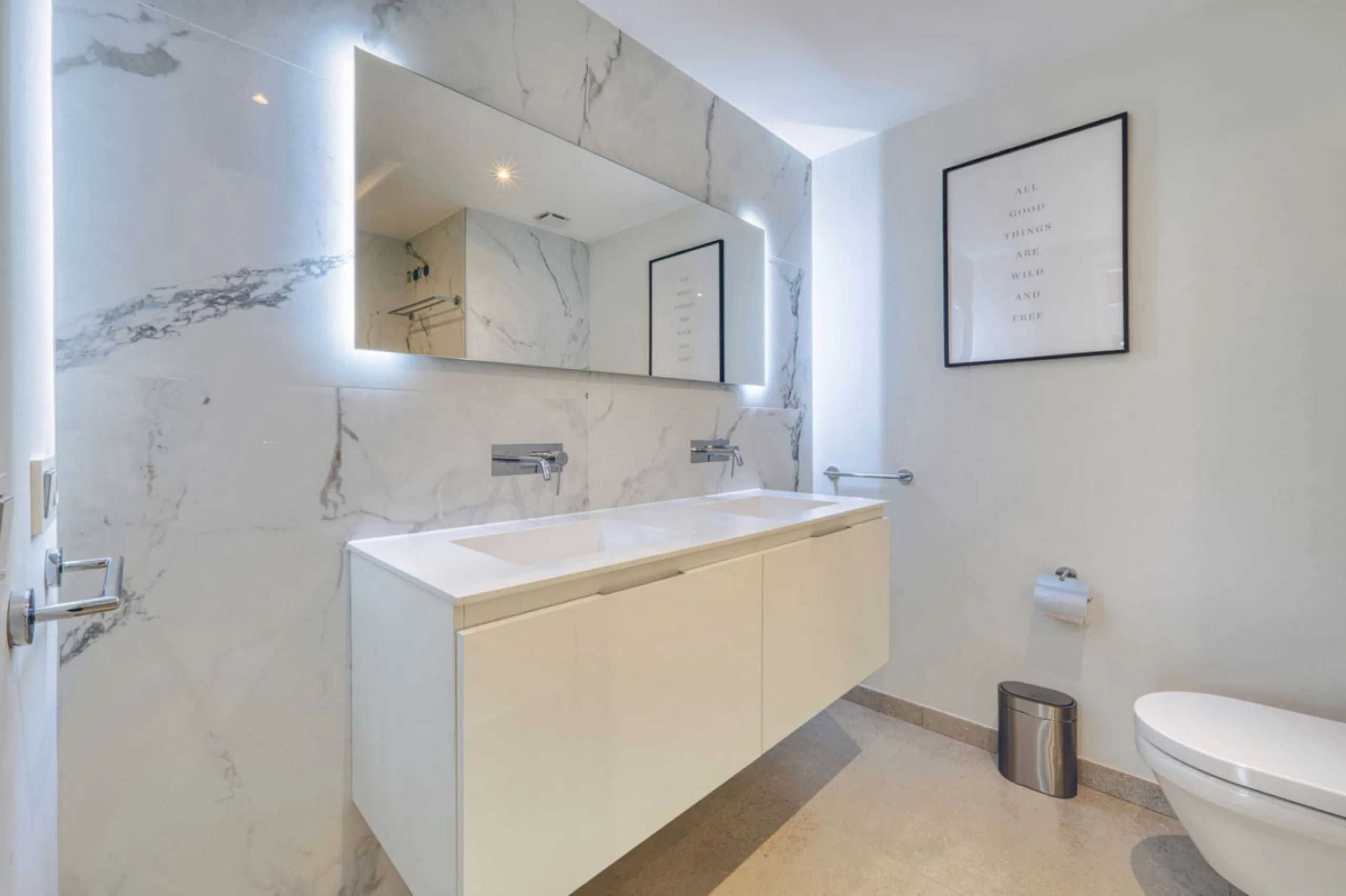 Located in a recently built development, in a prime position just steps from the center of San Pedro de Alcántara, this elegant penthouse combines modern design, comfort, and an unbeatable location, surrounded by all amenities: charming cafés, supermarket