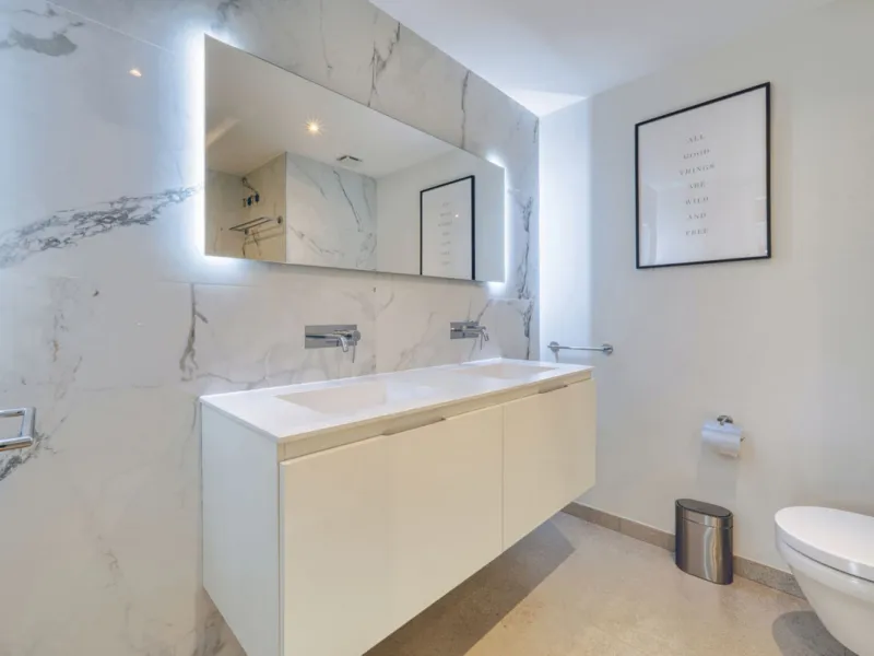 Located in a recently built development, in a prime position just steps from the center of San Pedro de Alcántara, this elegant penthouse combines modern design, comfort, and an unbeatable location, surrounded by all amenities: charming cafés, supermarket