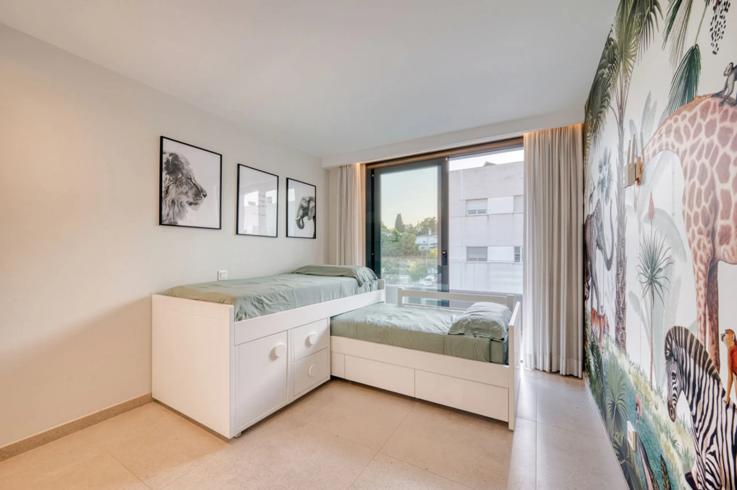 Located in a recently built development, in a prime position just steps from the center of San Pedro de Alcántara, this elegant penthouse combines modern design, comfort, and an unbeatable location, surrounded by all amenities: charming cafés, supermarket