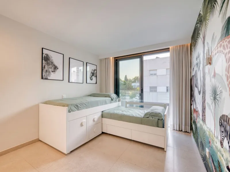 Located in a recently built development, in a prime position just steps from the center of San Pedro de Alcántara, this elegant penthouse combines modern design, comfort, and an unbeatable location, surrounded by all amenities: charming cafés, supermarket
