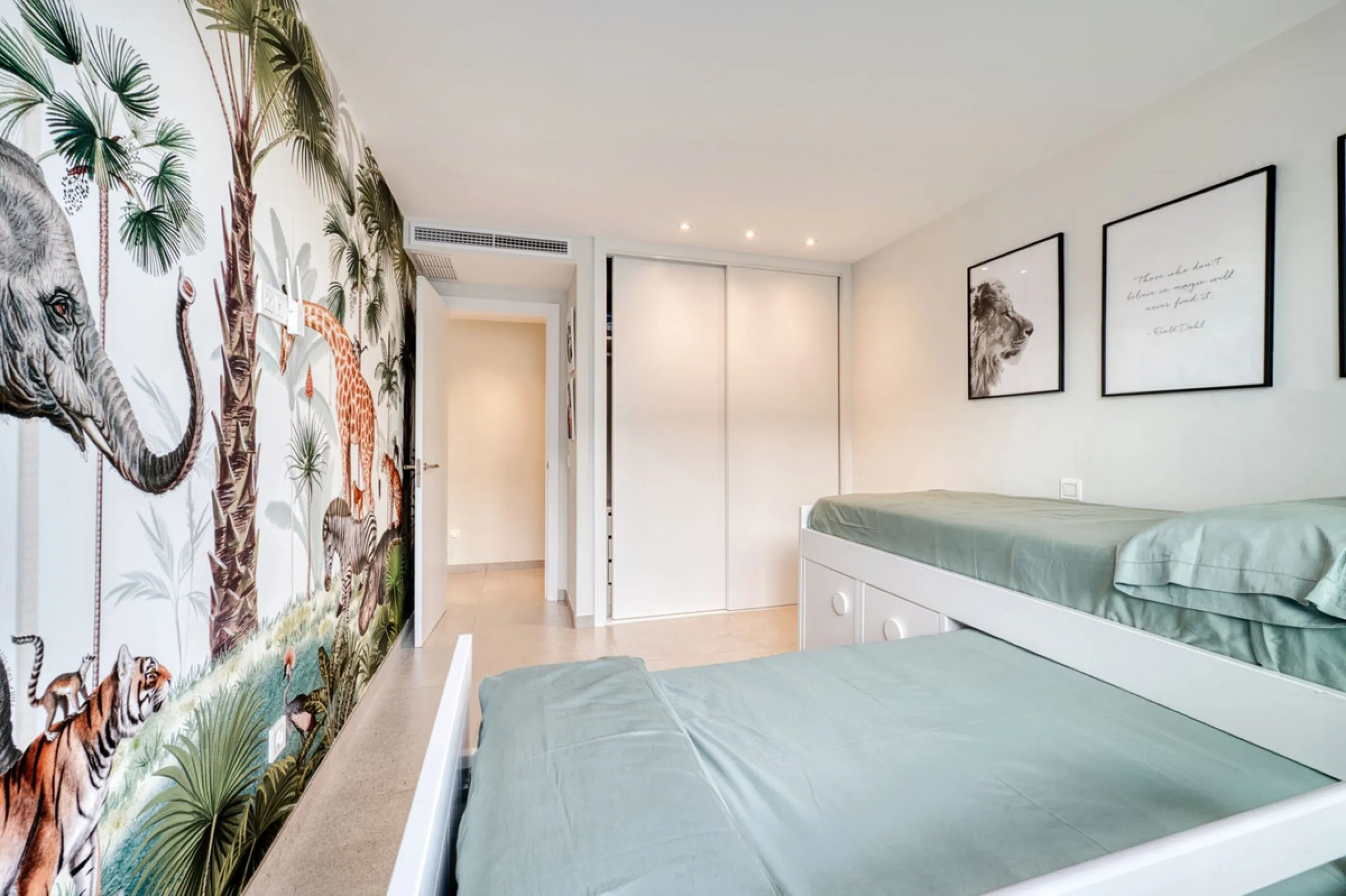Located in a recently built development, in a prime position just steps from the center of San Pedro de Alcántara, this elegant penthouse combines modern design, comfort, and an unbeatable location, surrounded by all amenities: charming cafés, supermarket