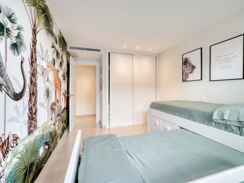 Located in a recently built development, in a prime position just steps from the center of San Pedro de Alcántara, this elegant penthouse combines modern design, comfort, and an unbeatable location, surrounded by all amenities: charming cafés, supermarket