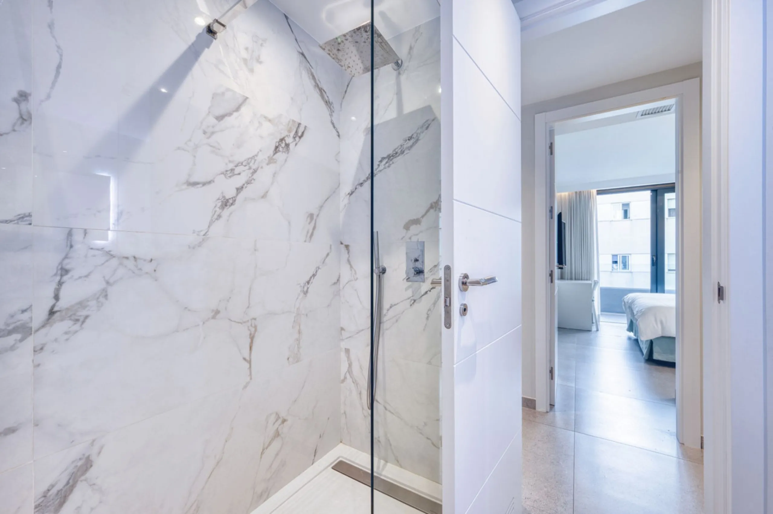 Located in a recently built development, in a prime position just steps from the center of San Pedro de Alcántara, this elegant penthouse combines modern design, comfort, and an unbeatable location, surrounded by all amenities: charming cafés, supermarket