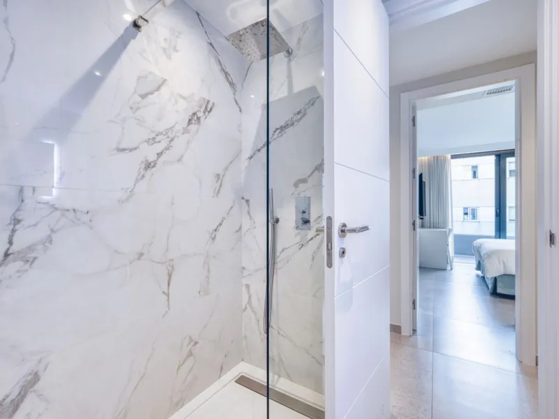 Located in a recently built development, in a prime position just steps from the center of San Pedro de Alcántara, this elegant penthouse combines modern design, comfort, and an unbeatable location, surrounded by all amenities: charming cafés, supermarket