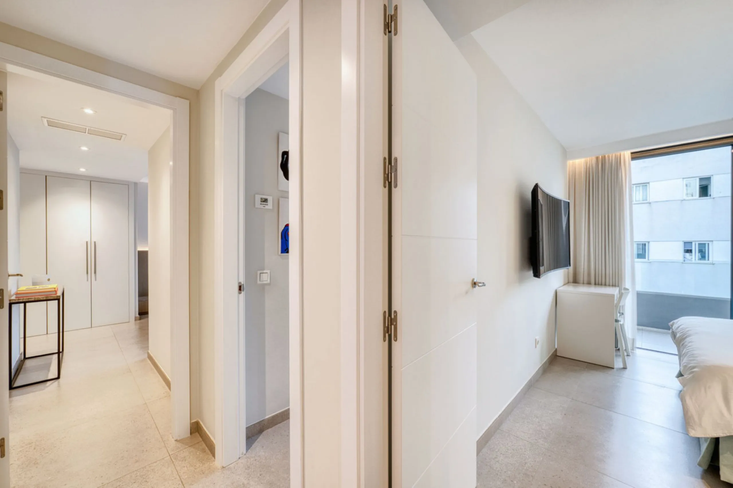 Located in a recently built development, in a prime position just steps from the center of San Pedro de Alcántara, this elegant penthouse combines modern design, comfort, and an unbeatable location, surrounded by all amenities: charming cafés, supermarket