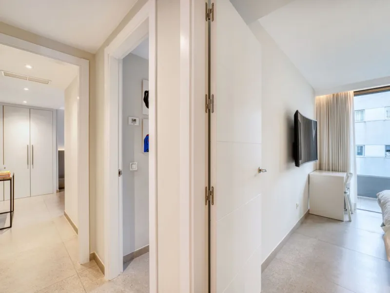 Located in a recently built development, in a prime position just steps from the center of San Pedro de Alcántara, this elegant penthouse combines modern design, comfort, and an unbeatable location, surrounded by all amenities: charming cafés, supermarket