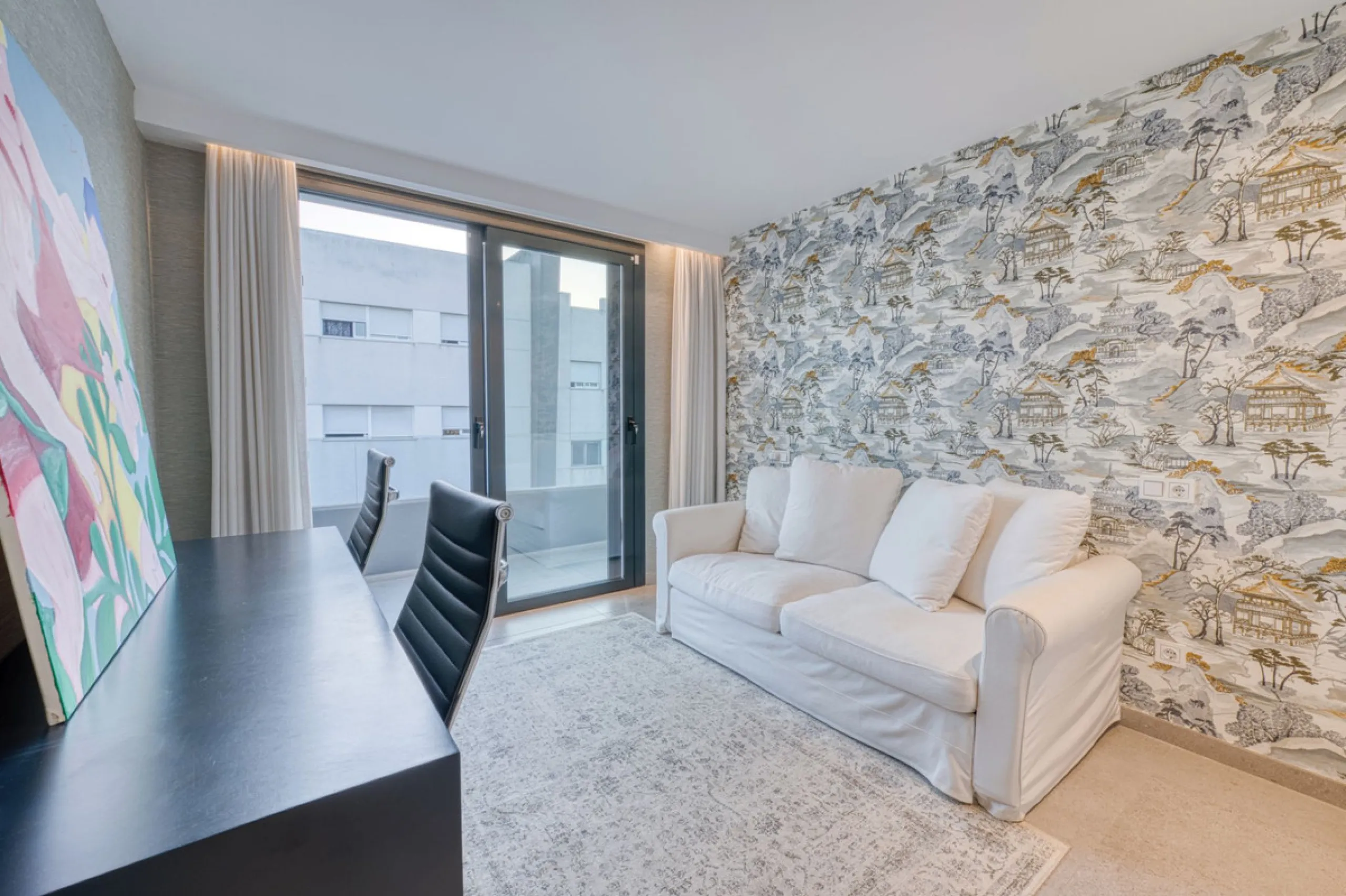 Located in a recently built development, in a prime position just steps from the center of San Pedro de Alcántara, this elegant penthouse combines modern design, comfort, and an unbeatable location, surrounded by all amenities: charming cafés, supermarket