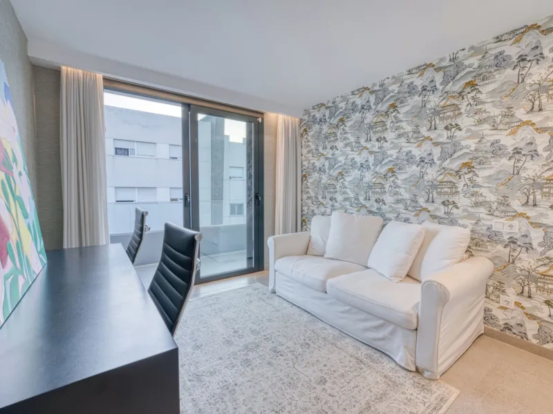 Located in a recently built development, in a prime position just steps from the center of San Pedro de Alcántara, this elegant penthouse combines modern design, comfort, and an unbeatable location, surrounded by all amenities: charming cafés, supermarket