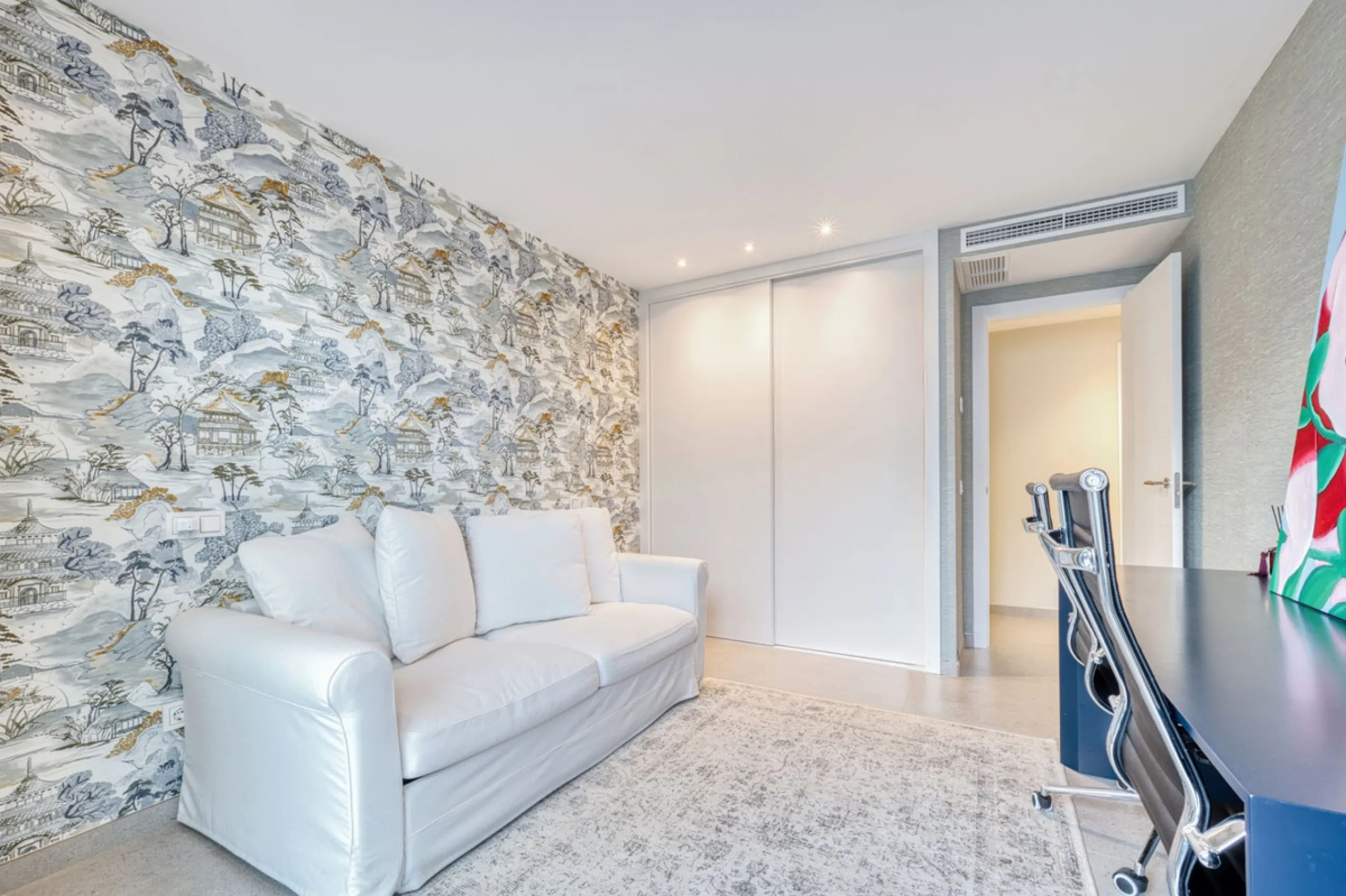 Located in a recently built development, in a prime position just steps from the center of San Pedro de Alcántara, this elegant penthouse combines modern design, comfort, and an unbeatable location, surrounded by all amenities: charming cafés, supermarket