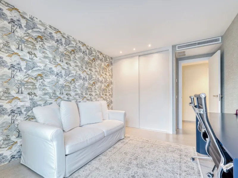 Located in a recently built development, in a prime position just steps from the center of San Pedro de Alcántara, this elegant penthouse combines modern design, comfort, and an unbeatable location, surrounded by all amenities: charming cafés, supermarket