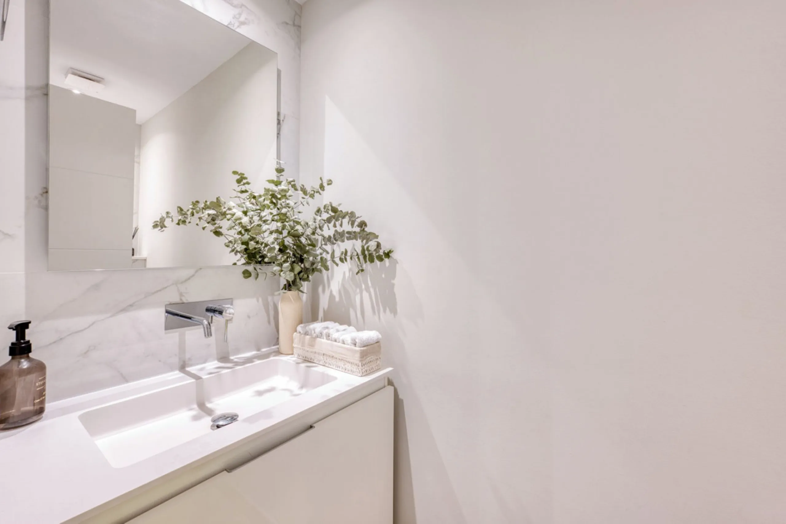Located in a recently built development, in a prime position just steps from the center of San Pedro de Alcántara, this elegant penthouse combines modern design, comfort, and an unbeatable location, surrounded by all amenities: charming cafés, supermarket
