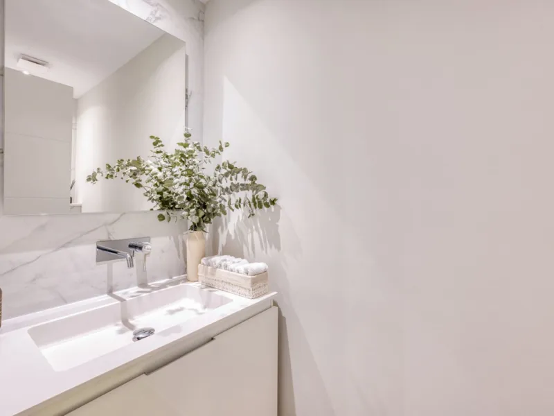 Located in a recently built development, in a prime position just steps from the center of San Pedro de Alcántara, this elegant penthouse combines modern design, comfort, and an unbeatable location, surrounded by all amenities: charming cafés, supermarket