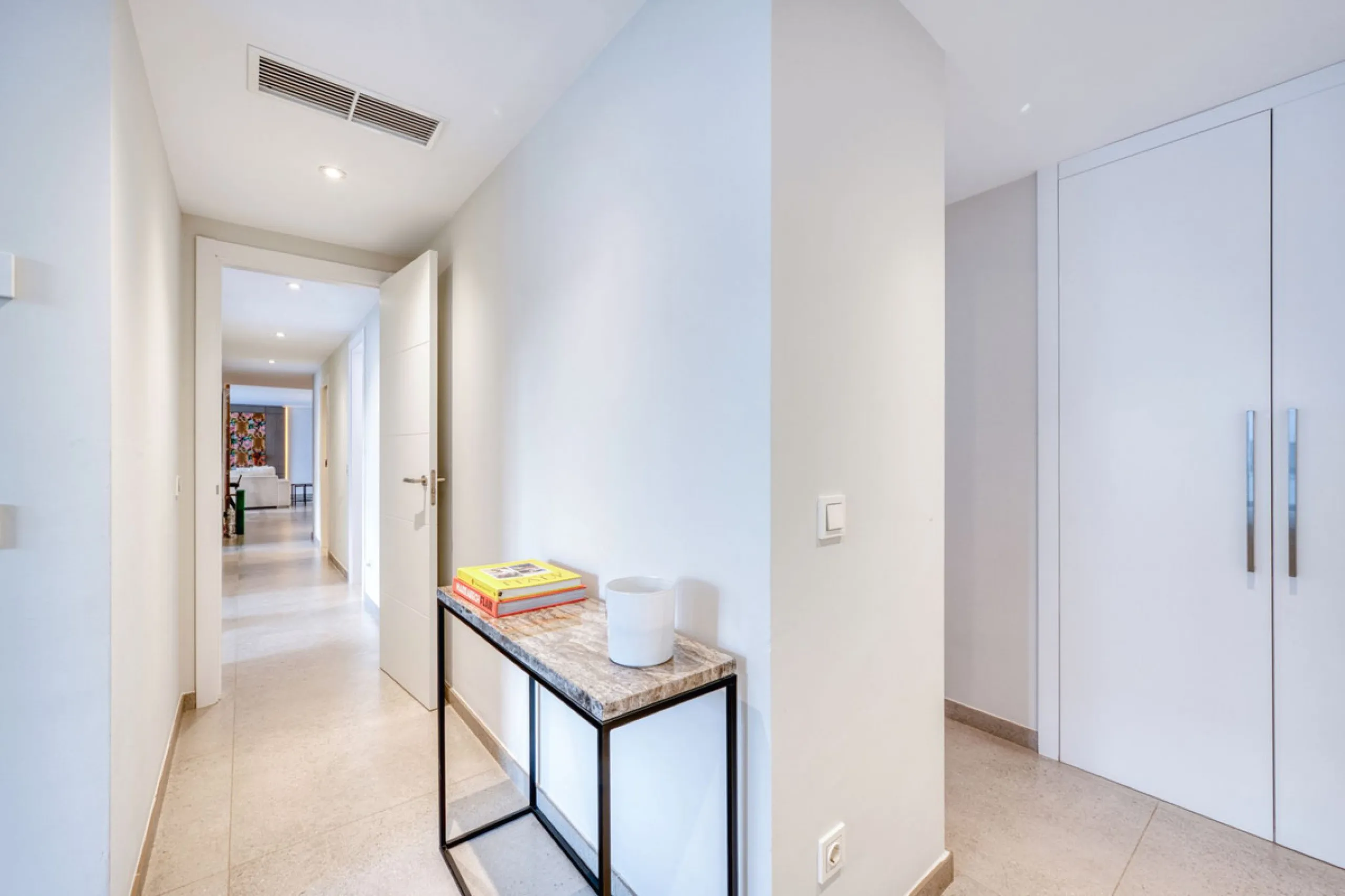 Located in a recently built development, in a prime position just steps from the center of San Pedro de Alcántara, this elegant penthouse combines modern design, comfort, and an unbeatable location, surrounded by all amenities: charming cafés, supermarket