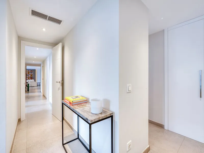 Located in a recently built development, in a prime position just steps from the center of San Pedro de Alcántara, this elegant penthouse combines modern design, comfort, and an unbeatable location, surrounded by all amenities: charming cafés, supermarket