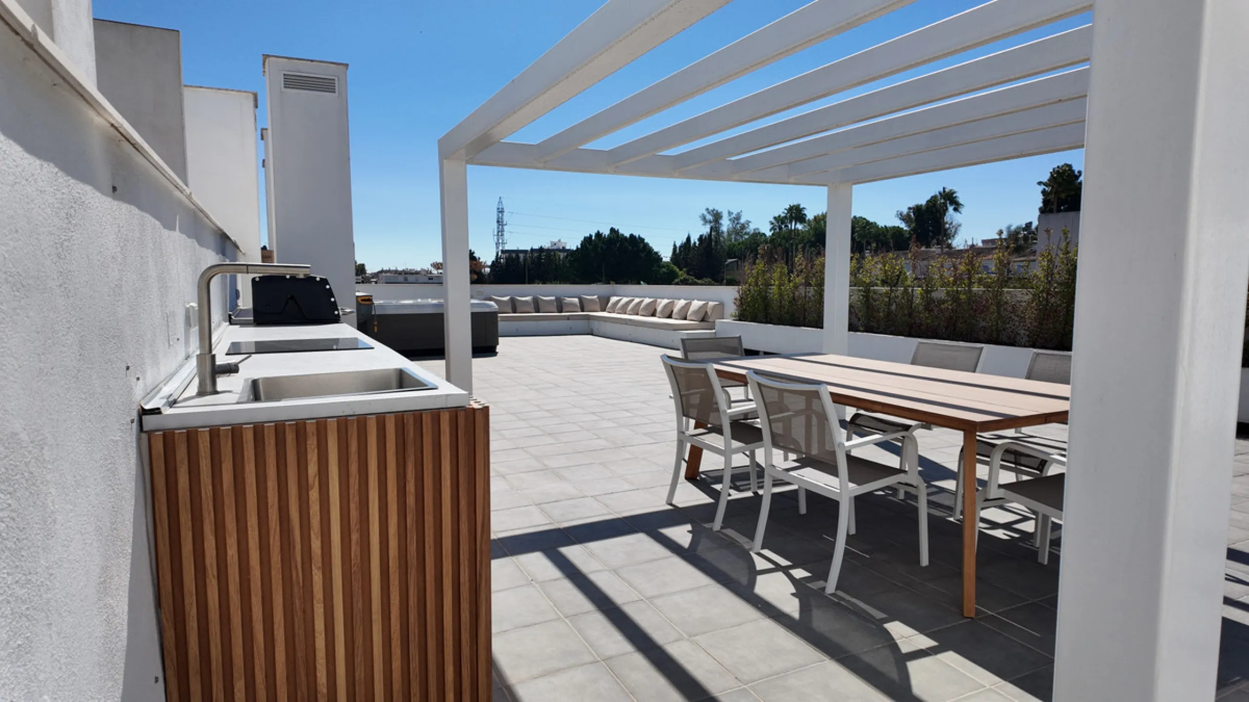 Located in a recently built development, in a prime position just steps from the center of San Pedro de Alcántara, this elegant penthouse combines modern design, comfort, and an unbeatable location, surrounded by all amenities: charming cafés, supermarket