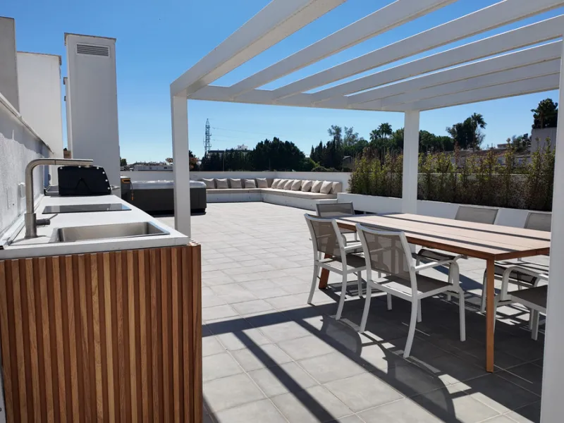 Located in a recently built development, in a prime position just steps from the center of San Pedro de Alcántara, this elegant penthouse combines modern design, comfort, and an unbeatable location, surrounded by all amenities: charming cafés, supermarket