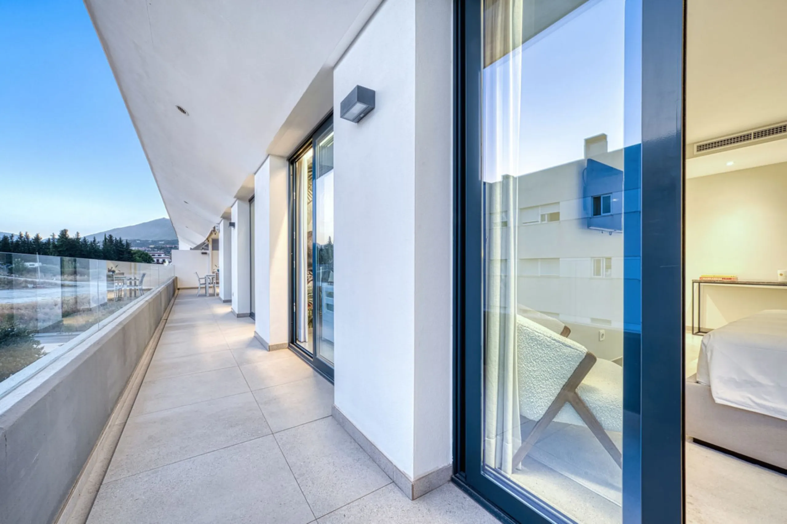 Located in a recently built development, in a prime position just steps from the center of San Pedro de Alcántara, this elegant penthouse combines modern design, comfort, and an unbeatable location, surrounded by all amenities: charming cafés, supermarket