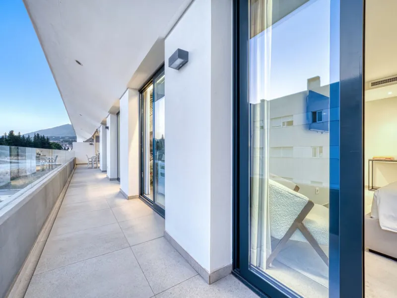 Located in a recently built development, in a prime position just steps from the center of San Pedro de Alcántara, this elegant penthouse combines modern design, comfort, and an unbeatable location, surrounded by all amenities: charming cafés, supermarket