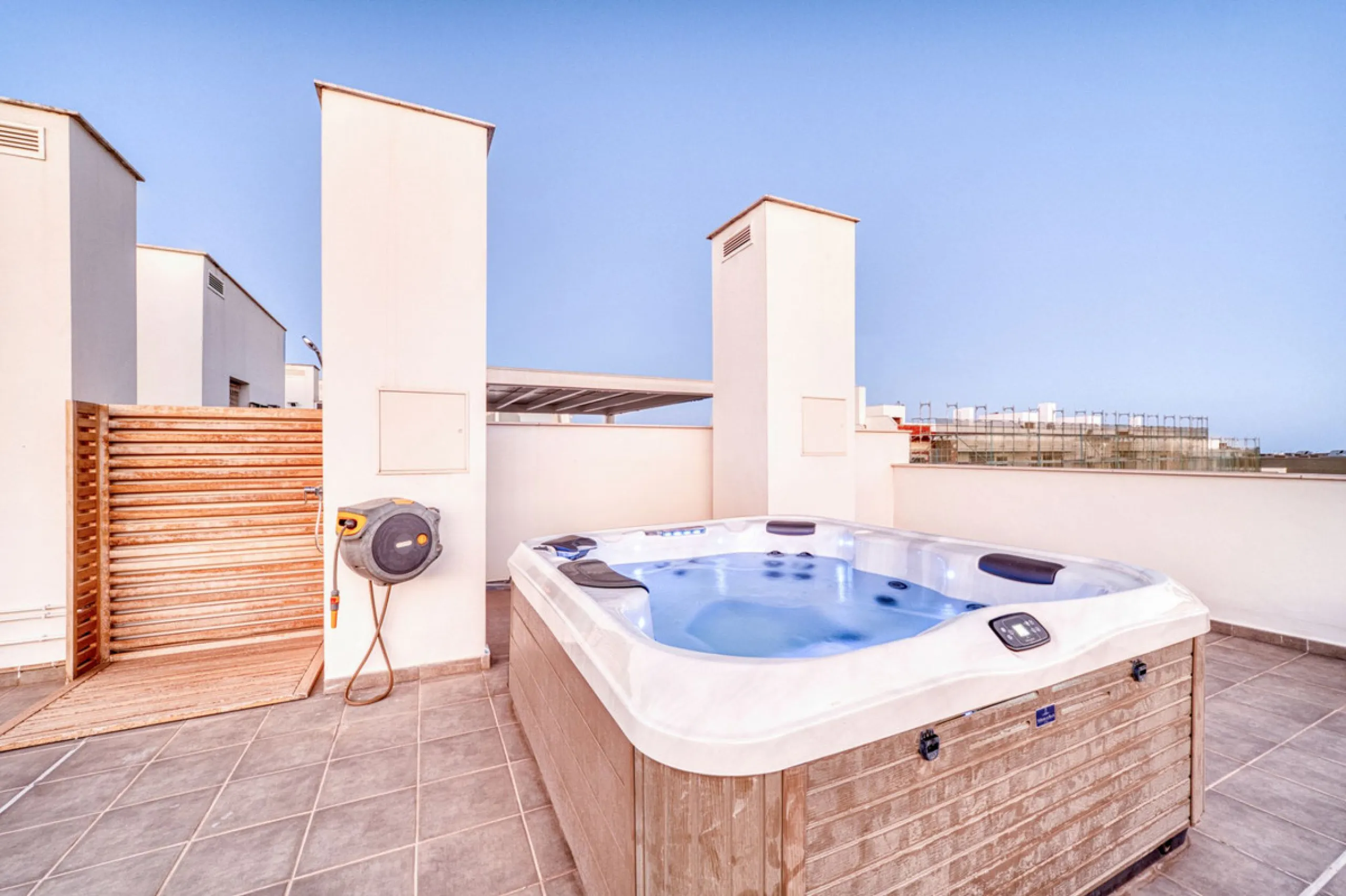Located in a recently built development, in a prime position just steps from the center of San Pedro de Alcántara, this elegant penthouse combines modern design, comfort, and an unbeatable location, surrounded by all amenities: charming cafés, supermarket