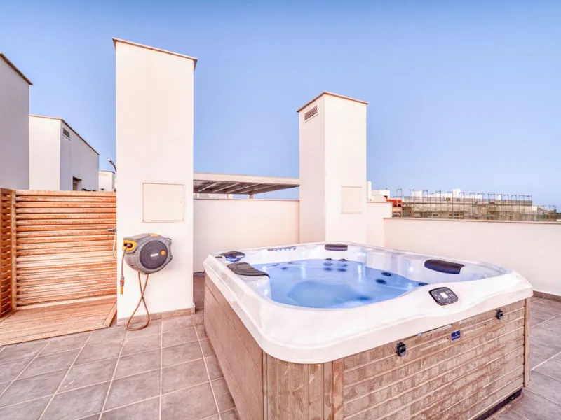Located in a recently built development, in a prime position just steps from the center of San Pedro de Alcántara, this elegant penthouse combines modern design, comfort, and an unbeatable location, surrounded by all amenities: charming cafés, supermarket