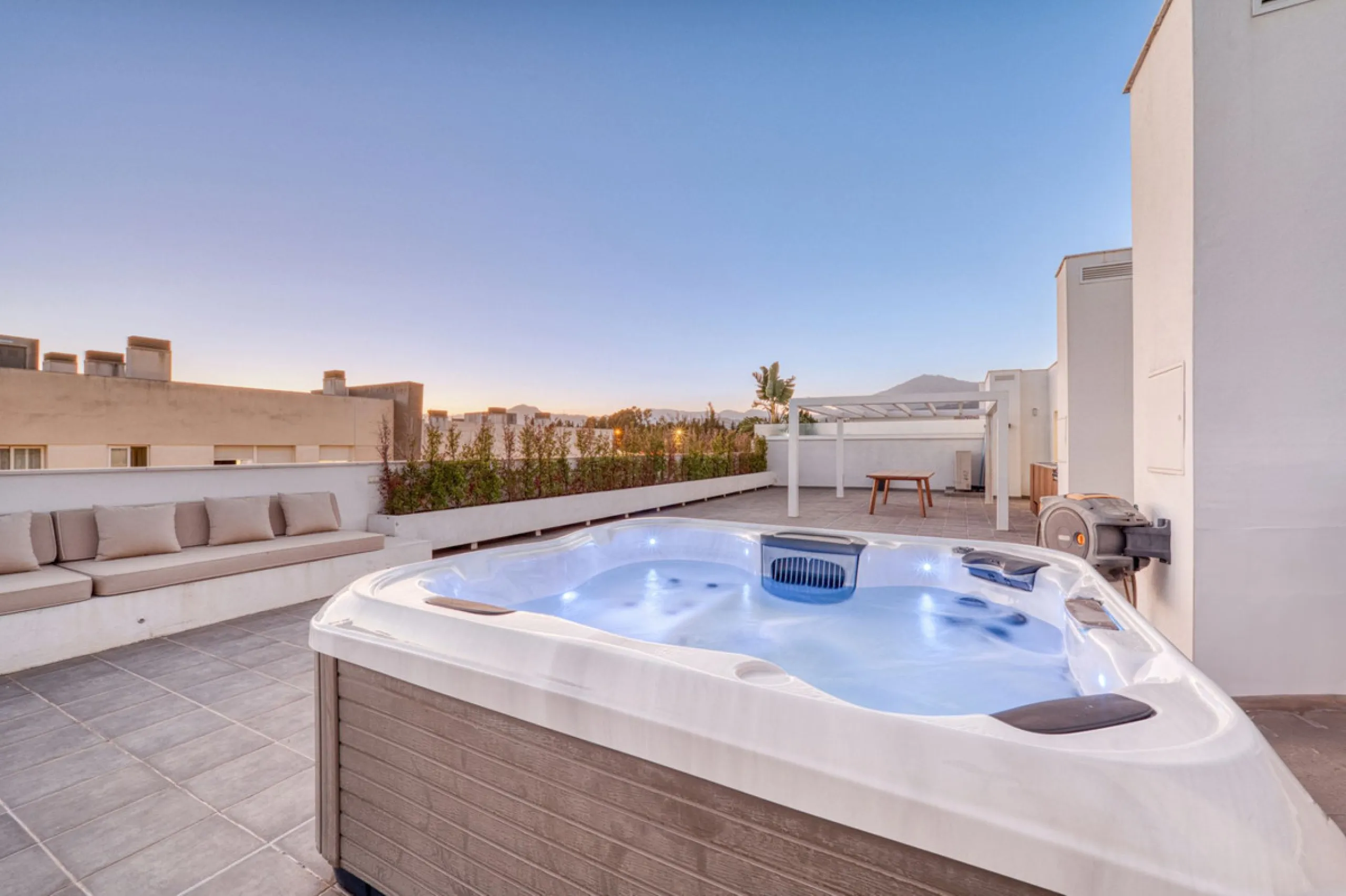 Located in a recently built development, in a prime position just steps from the center of San Pedro de Alcántara, this elegant penthouse combines modern design, comfort, and an unbeatable location, surrounded by all amenities: charming cafés, supermarket