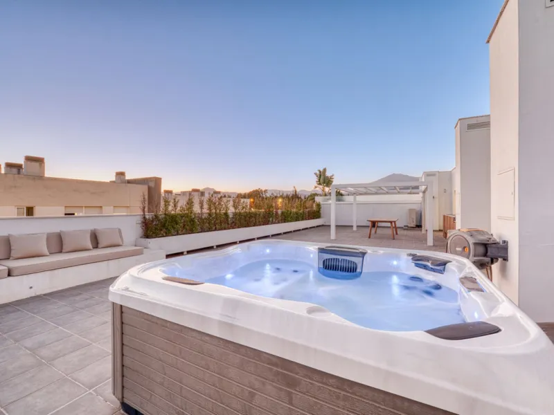 Located in a recently built development, in a prime position just steps from the center of San Pedro de Alcántara, this elegant penthouse combines modern design, comfort, and an unbeatable location, surrounded by all amenities: charming cafés, supermarket