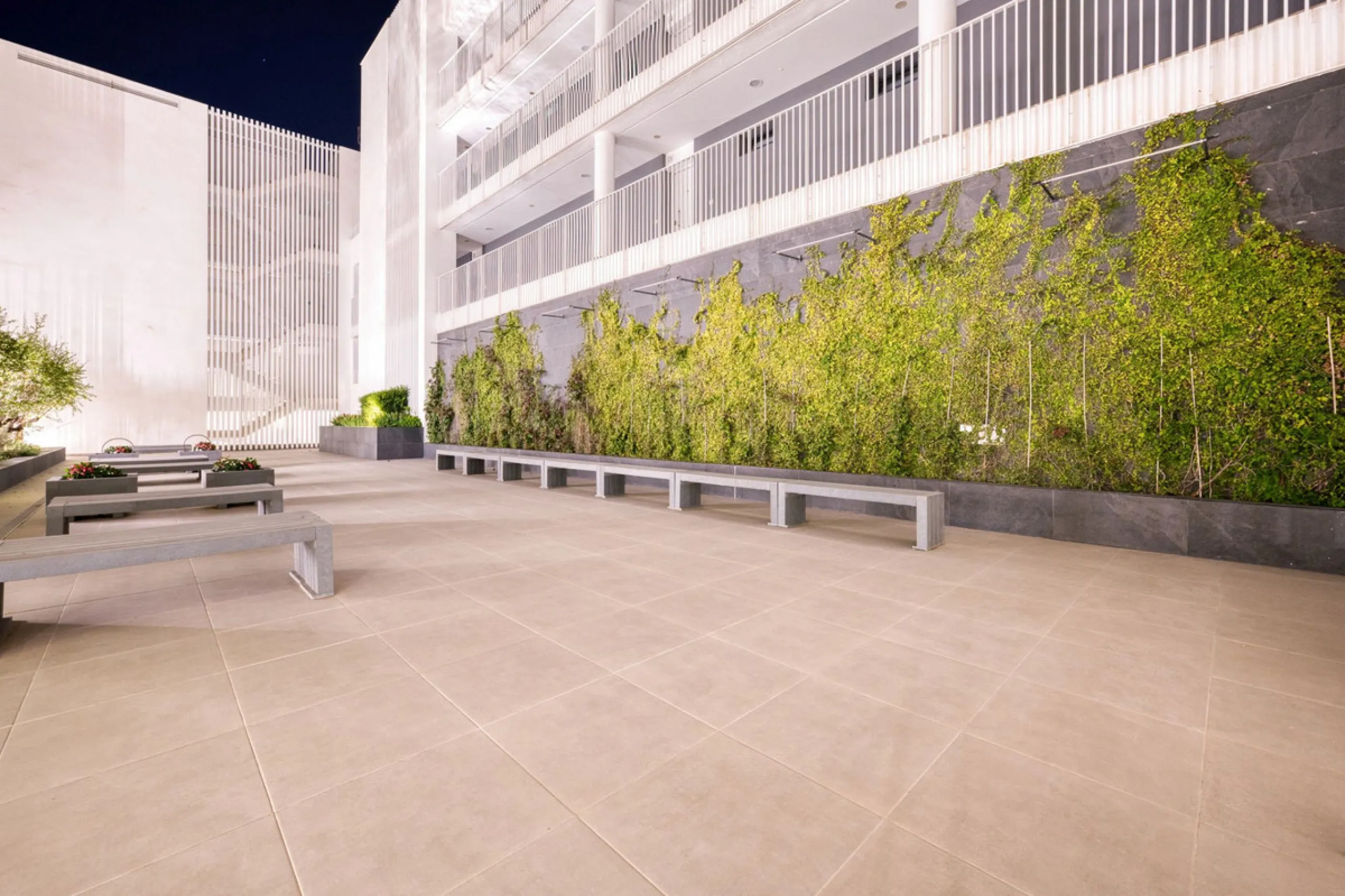 Located in a recently built development, in a prime position just steps from the center of San Pedro de Alcántara, this elegant penthouse combines modern design, comfort, and an unbeatable location, surrounded by all amenities: charming cafés, supermarket