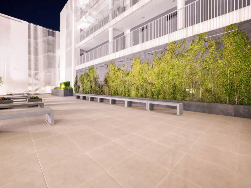 Located in a recently built development, in a prime position just steps from the center of San Pedro de Alcántara, this elegant penthouse combines modern design, comfort, and an unbeatable location, surrounded by all amenities: charming cafés, supermarket