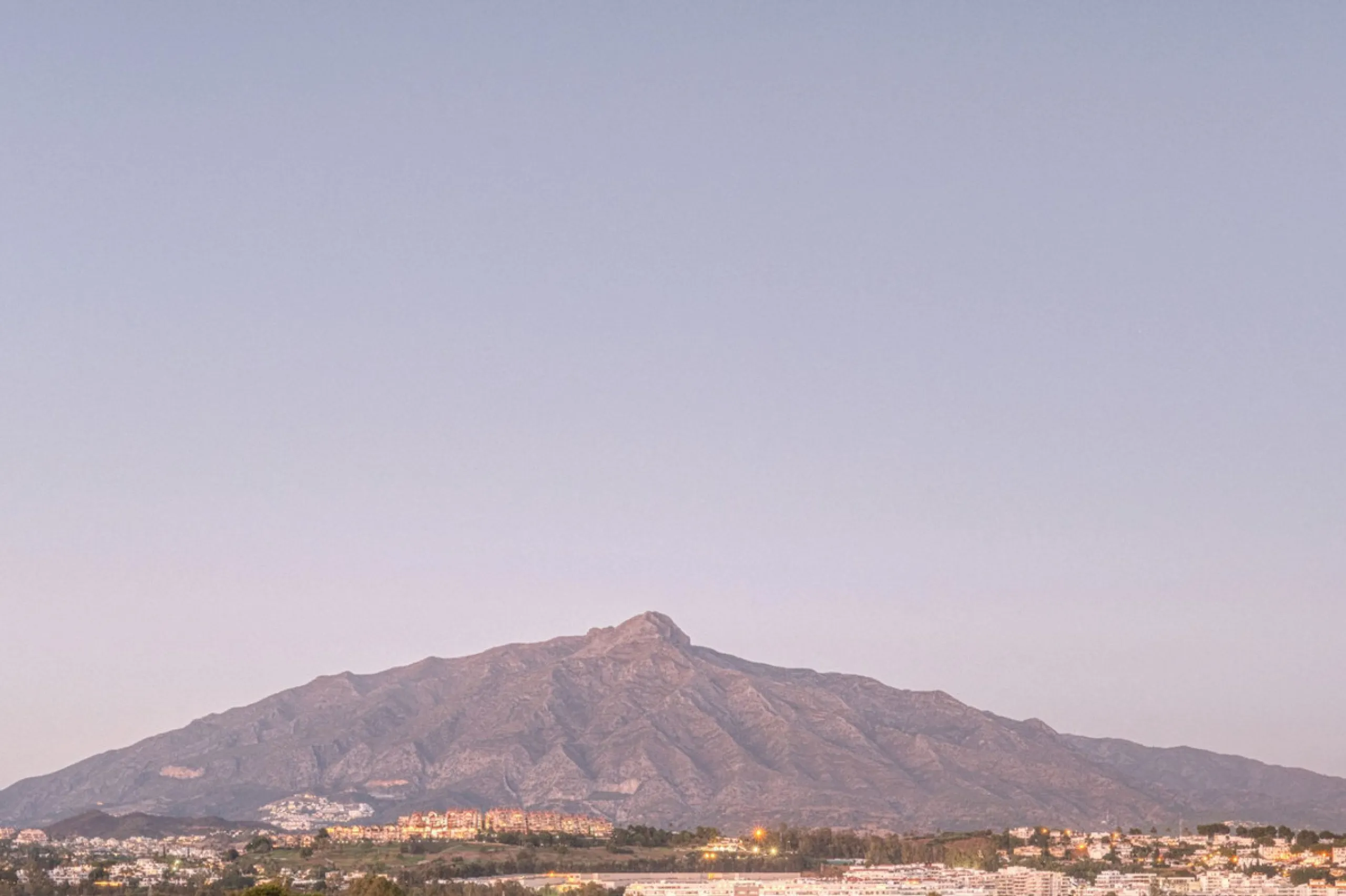 Located in a recently built development, in a prime position just steps from the center of San Pedro de Alcántara, this elegant penthouse combines modern design, comfort, and an unbeatable location, surrounded by all amenities: charming cafés, supermarket