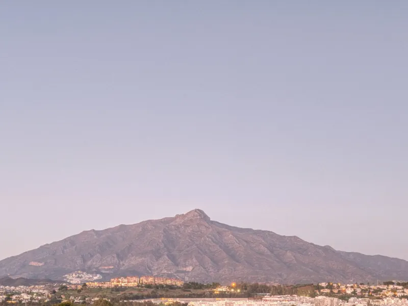 Located in a recently built development, in a prime position just steps from the center of San Pedro de Alcántara, this elegant penthouse combines modern design, comfort, and an unbeatable location, surrounded by all amenities: charming cafés, supermarket