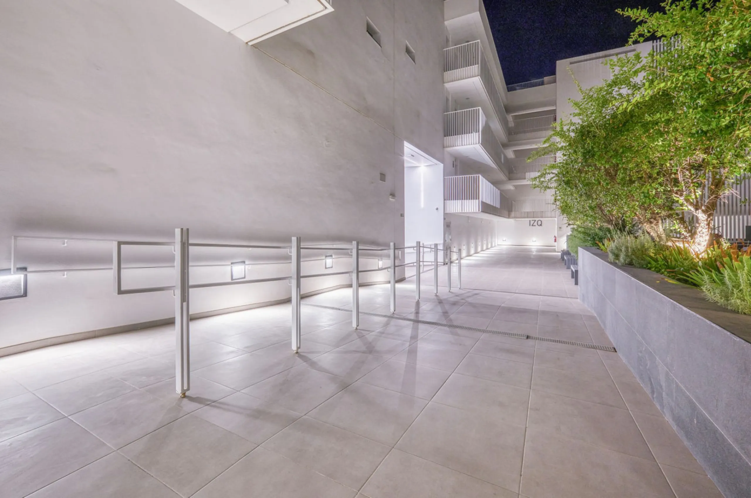 Located in a recently built development, in a prime position just steps from the center of San Pedro de Alcántara, this elegant penthouse combines modern design, comfort, and an unbeatable location, surrounded by all amenities: charming cafés, supermarket