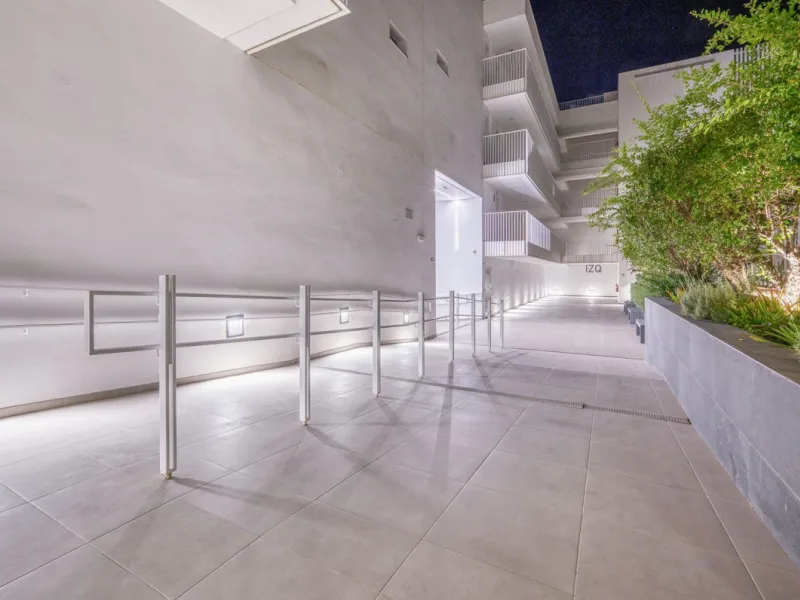 Located in a recently built development, in a prime position just steps from the center of San Pedro de Alcántara, this elegant penthouse combines modern design, comfort, and an unbeatable location, surrounded by all amenities: charming cafés, supermarket