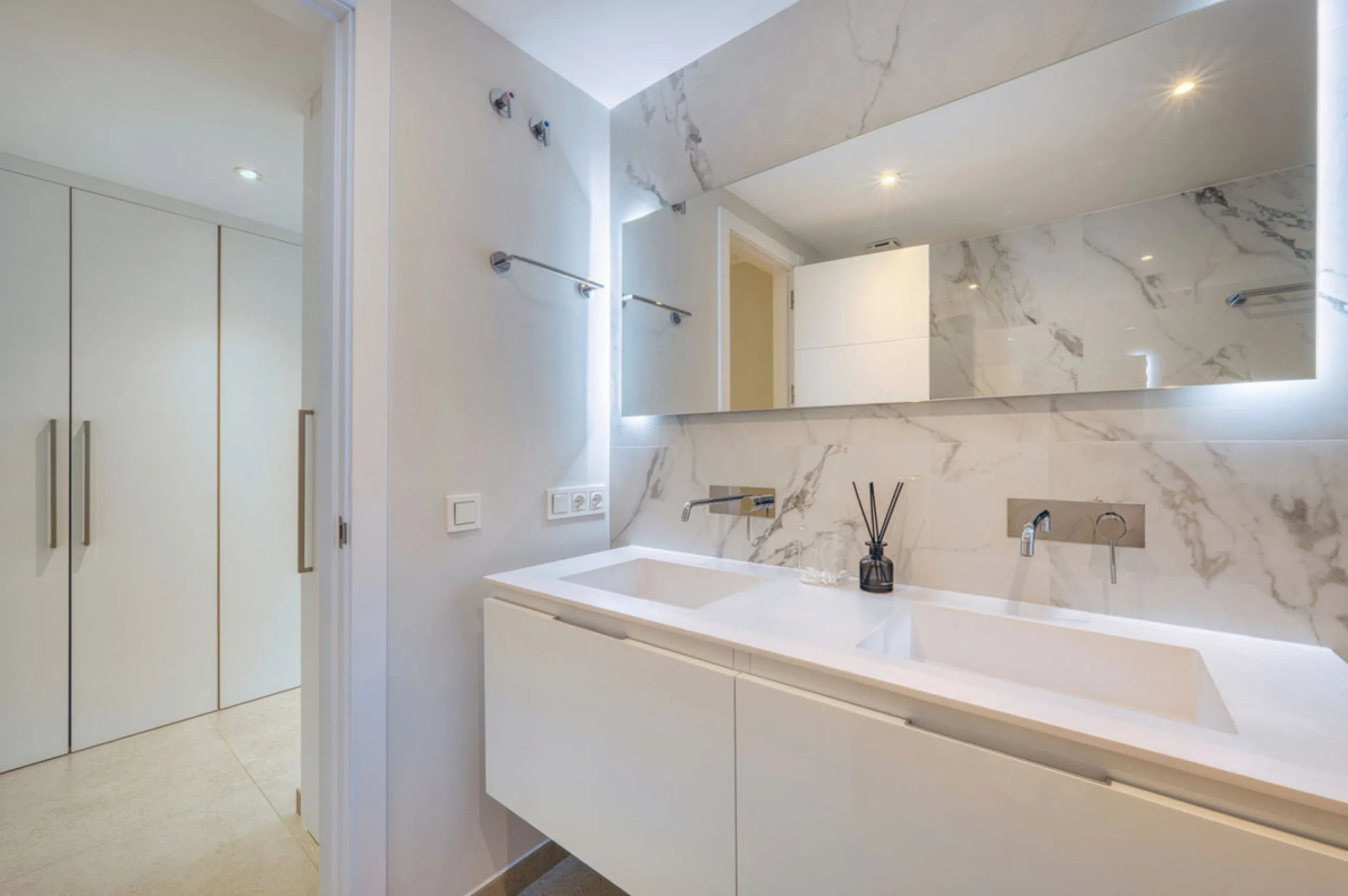 Located in a recently built development, in a prime position just steps from the center of San Pedro de Alcántara, this elegant penthouse combines modern design, comfort, and an unbeatable location, surrounded by all amenities: charming cafés, supermarket