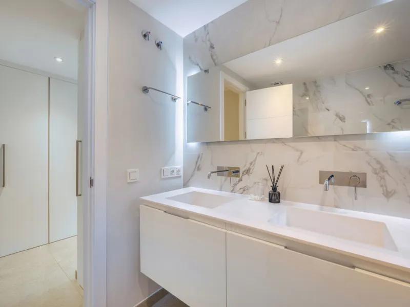 Located in a recently built development, in a prime position just steps from the center of San Pedro de Alcántara, this elegant penthouse combines modern design, comfort, and an unbeatable location, surrounded by all amenities: charming cafés, supermarket