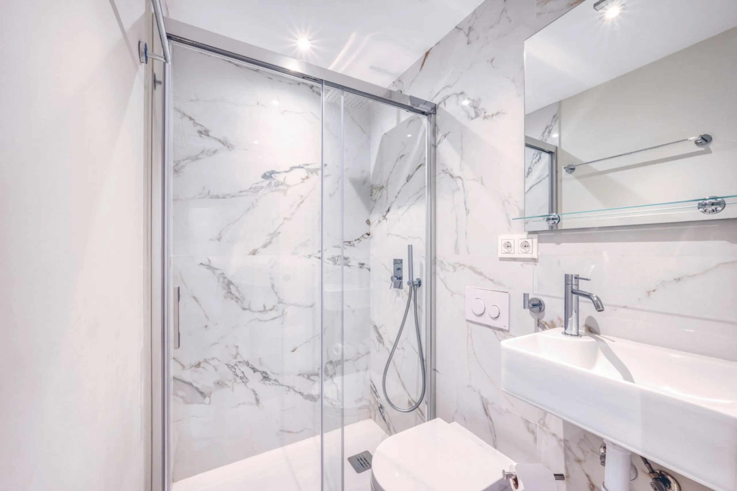 Located in a recently built development, in a prime position just steps from the center of San Pedro de Alcántara, this elegant penthouse combines modern design, comfort, and an unbeatable location, surrounded by all amenities: charming cafés, supermarket
