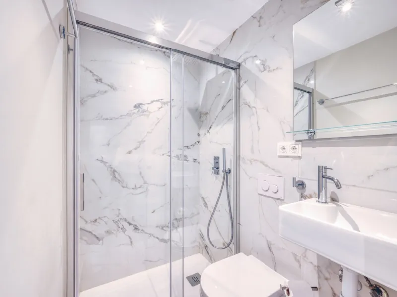 Located in a recently built development, in a prime position just steps from the center of San Pedro de Alcántara, this elegant penthouse combines modern design, comfort, and an unbeatable location, surrounded by all amenities: charming cafés, supermarket