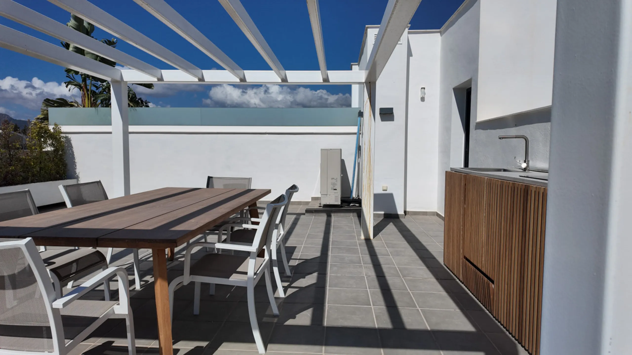 Located in a recently built development, in a prime position just steps from the center of San Pedro de Alcántara, this elegant penthouse combines modern design, comfort, and an unbeatable location, surrounded by all amenities: charming cafés, supermarket