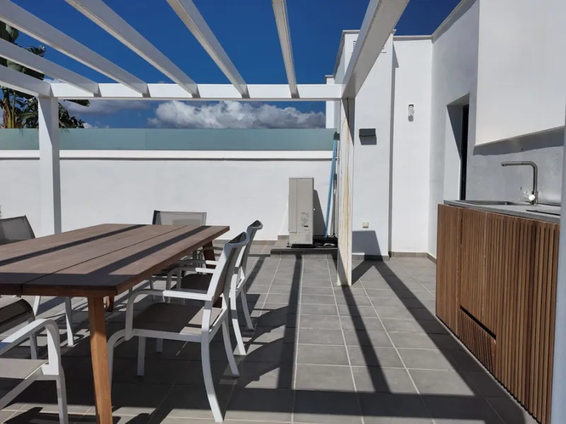Located in a recently built development, in a prime position just steps from the center of San Pedro de Alcántara, this elegant penthouse combines modern design, comfort, and an unbeatable location, surrounded by all amenities: charming cafés, supermarket