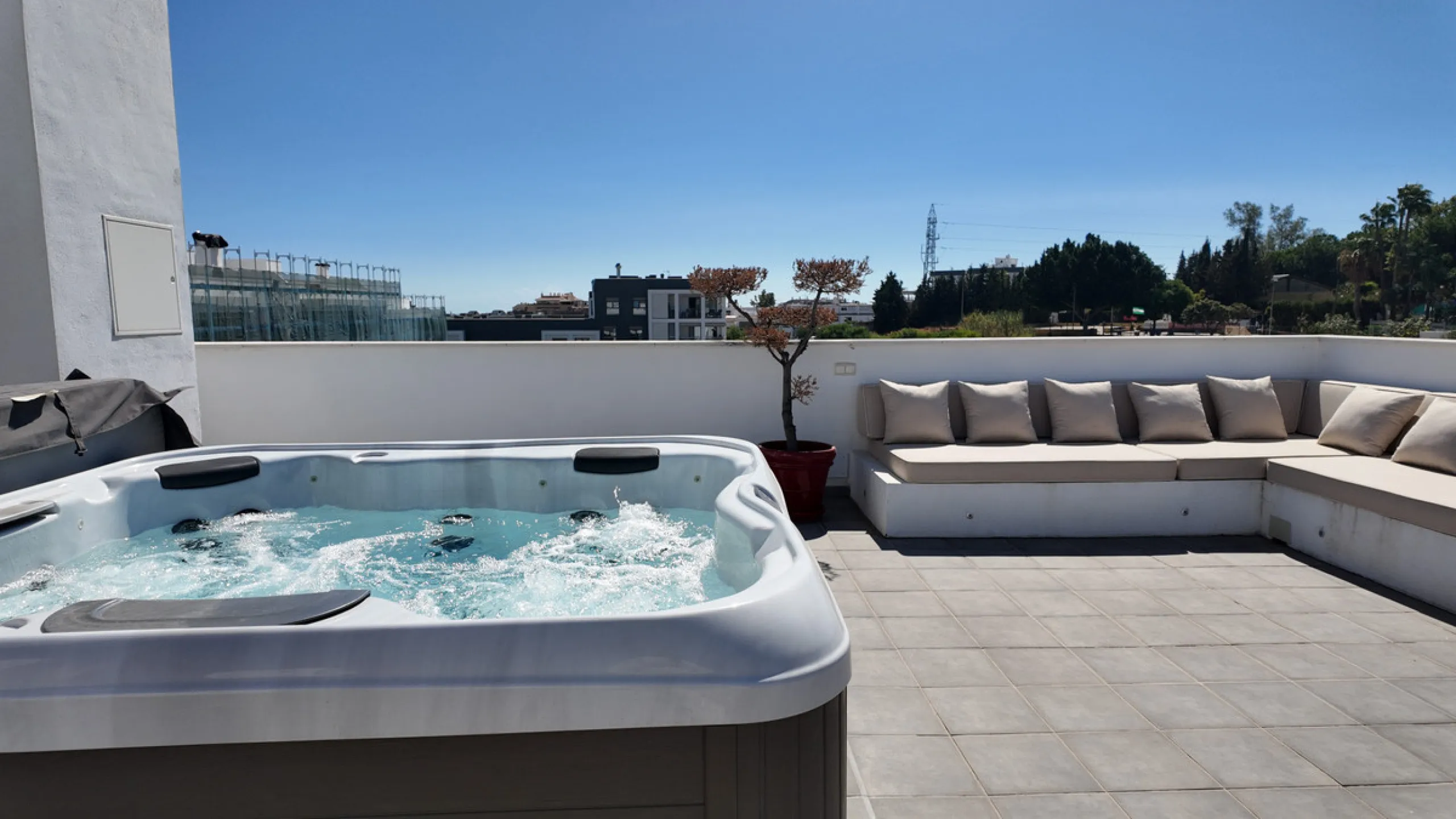 Located in a recently built development, in a prime position just steps from the center of San Pedro de Alcántara, this elegant penthouse combines modern design, comfort, and an unbeatable location, surrounded by all amenities: charming cafés, supermarket