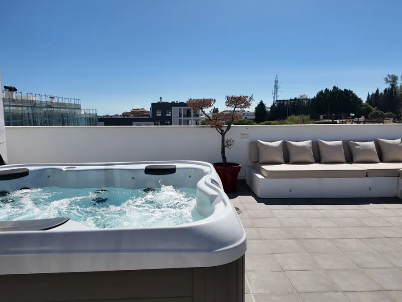 Located in a recently built development, in a prime position just steps from the center of San Pedro de Alcántara, this elegant penthouse combines modern design, comfort, and an unbeatable location, surrounded by all amenities: charming cafés, supermarket