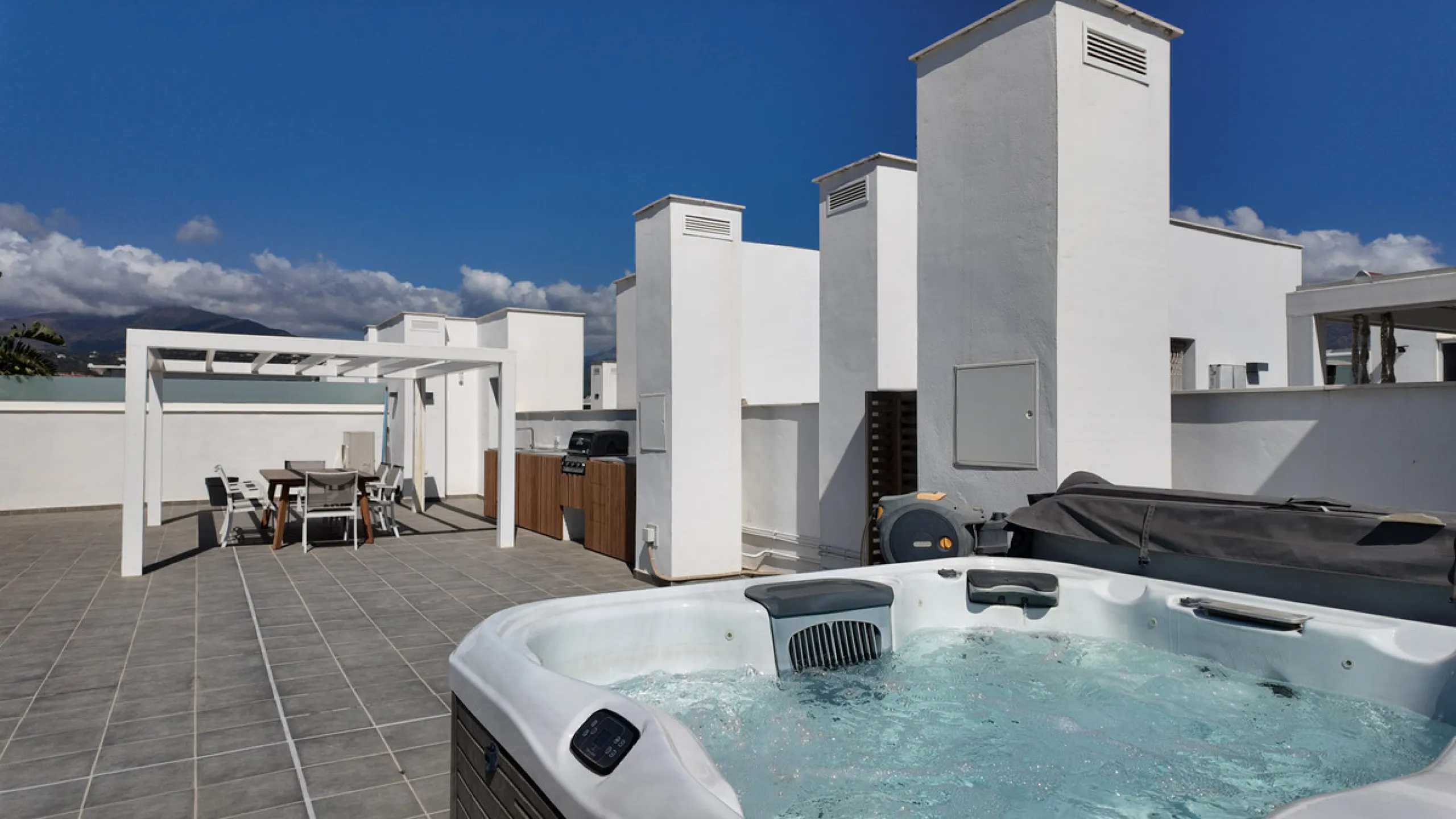 Located in a recently built development, in a prime position just steps from the center of San Pedro de Alcántara, this elegant penthouse combines modern design, comfort, and an unbeatable location, surrounded by all amenities: charming cafés, supermarket