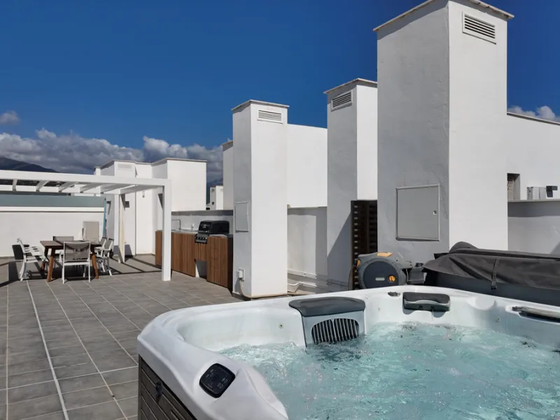 Located in a recently built development, in a prime position just steps from the center of San Pedro de Alcántara, this elegant penthouse combines modern design, comfort, and an unbeatable location, surrounded by all amenities: charming cafés, supermarket