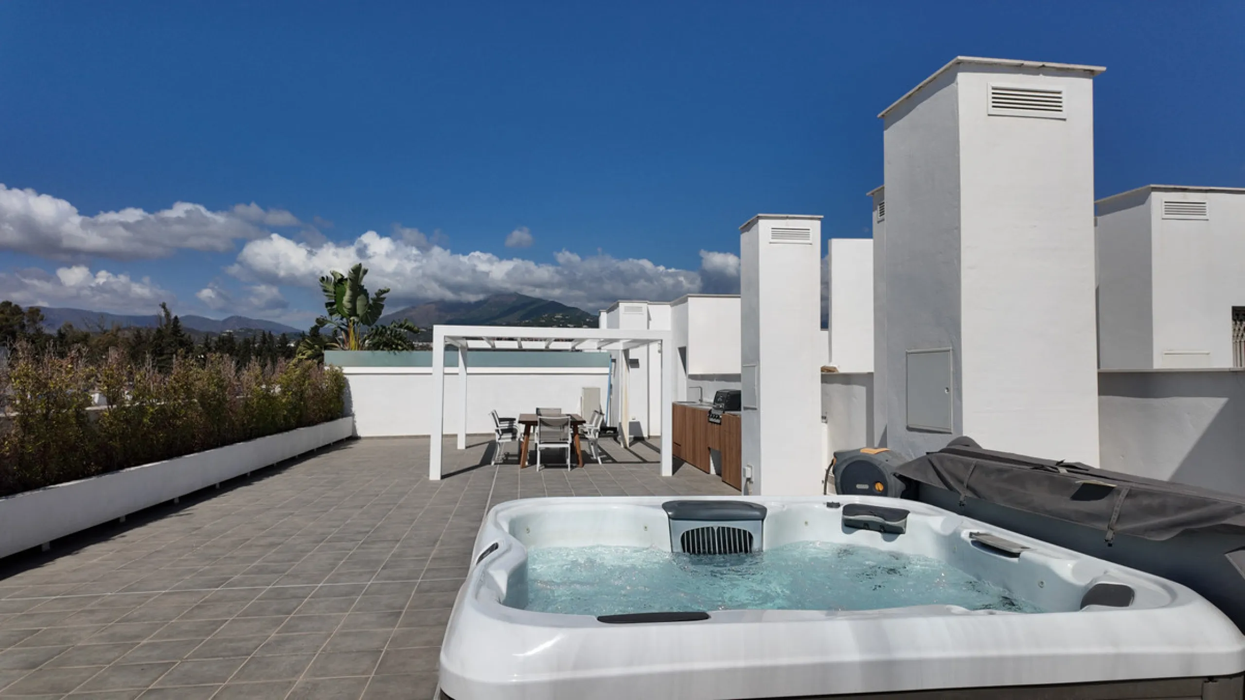 Located in a recently built development, in a prime position just steps from the center of San Pedro de Alcántara, this elegant penthouse combines modern design, comfort, and an unbeatable location, surrounded by all amenities: charming cafés, supermarket