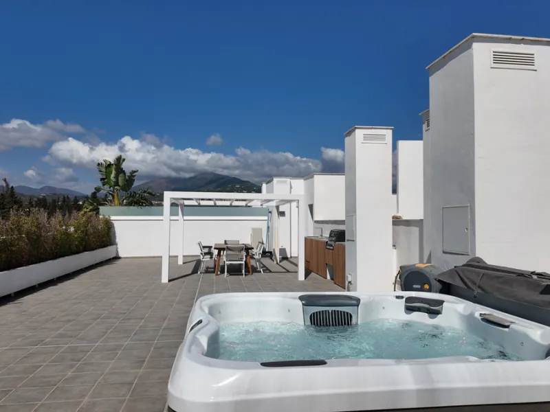 Located in a recently built development, in a prime position just steps from the center of San Pedro de Alcántara, this elegant penthouse combines modern design, comfort, and an unbeatable location, surrounded by all amenities: charming cafés, supermarket