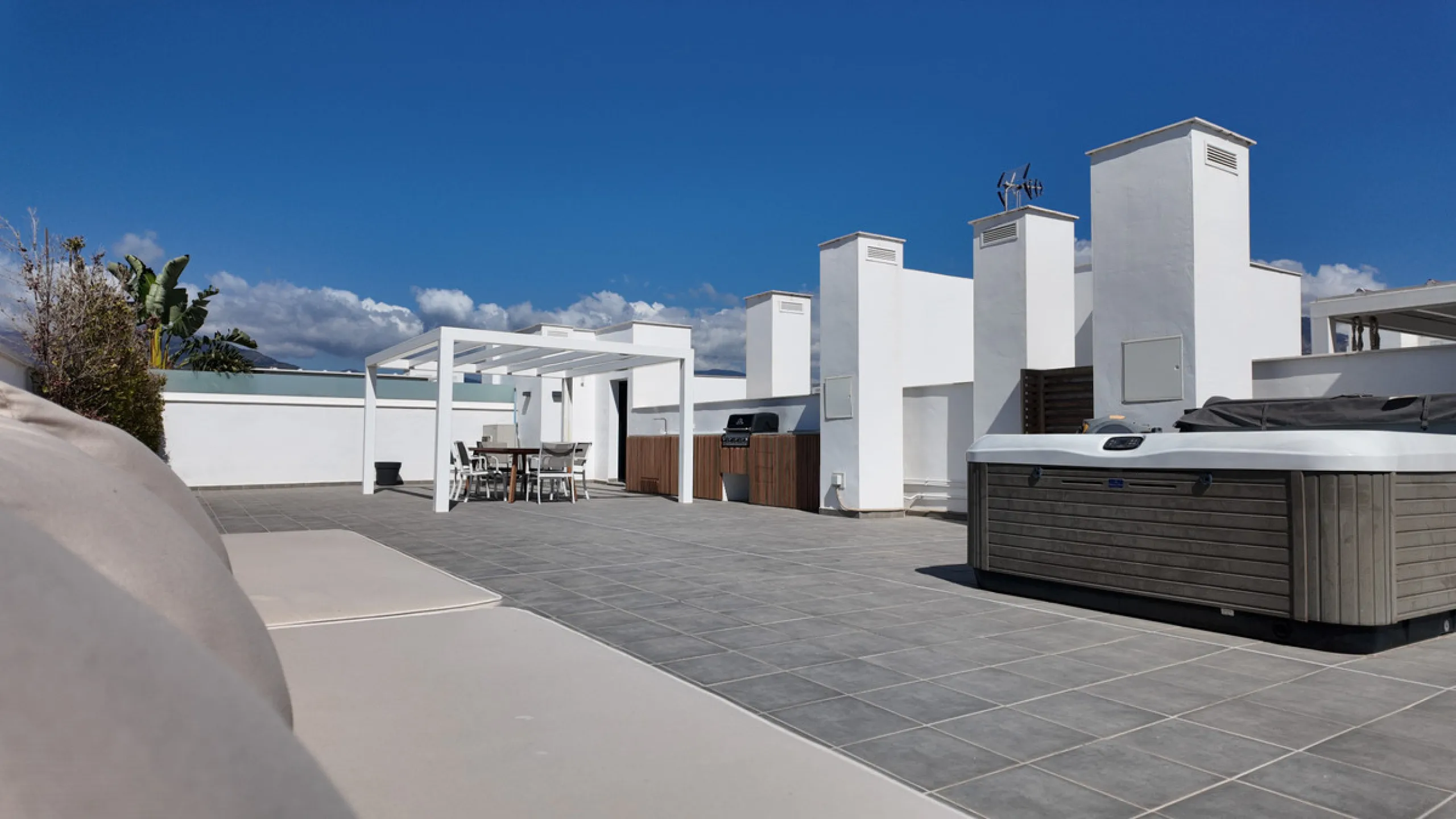 Located in a recently built development, in a prime position just steps from the center of San Pedro de Alcántara, this elegant penthouse combines modern design, comfort, and an unbeatable location, surrounded by all amenities: charming cafés, supermarket