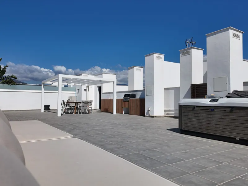 Located in a recently built development, in a prime position just steps from the center of San Pedro de Alcántara, this elegant penthouse combines modern design, comfort, and an unbeatable location, surrounded by all amenities: charming cafés, supermarket