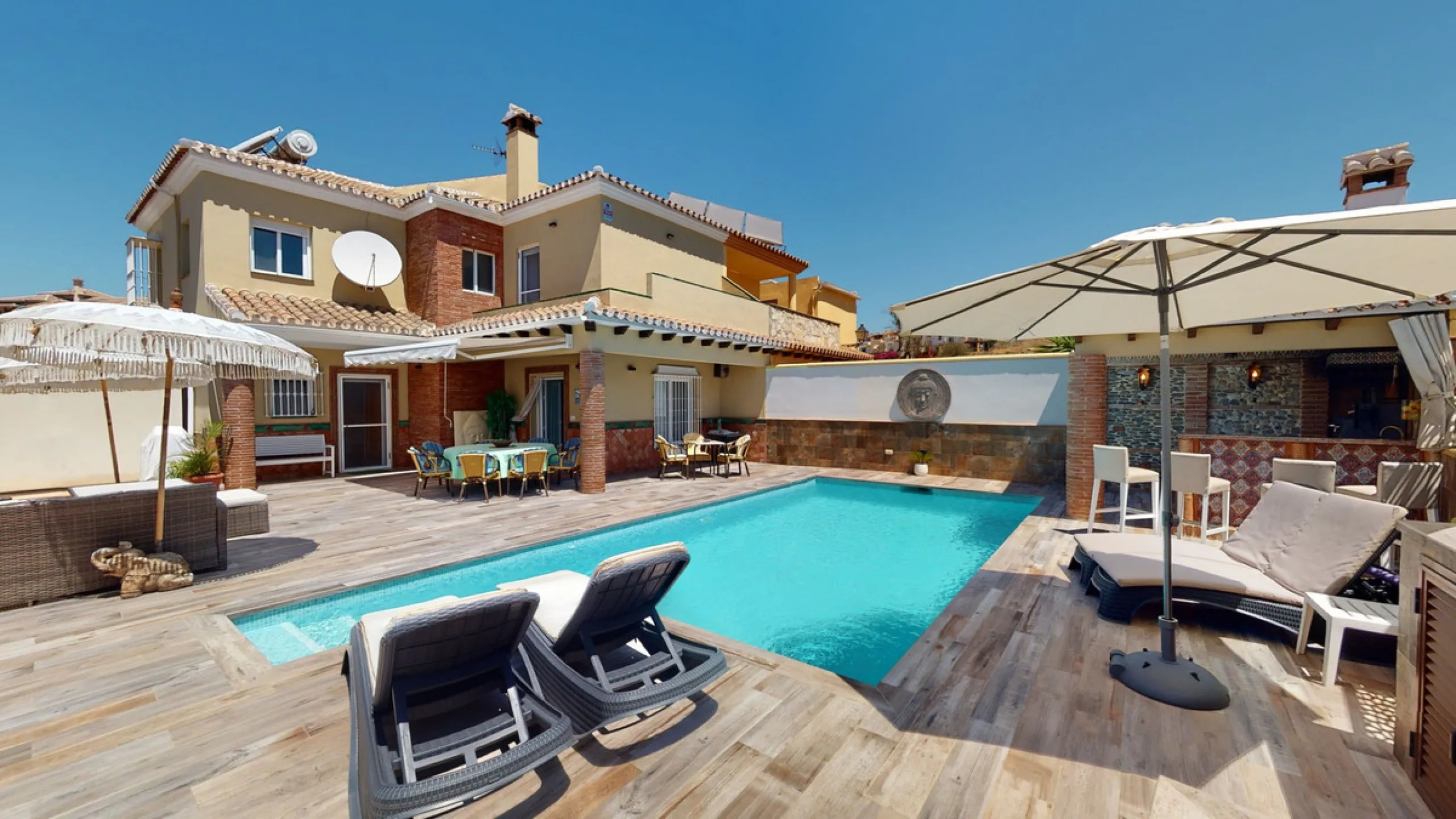 House - Semi-Detached House в продаже в Vélez-Málaga, Málaga. В доме 3 спален и 4 ванных комнат. Площадь дома 267 м². Площадь участка 320 м²