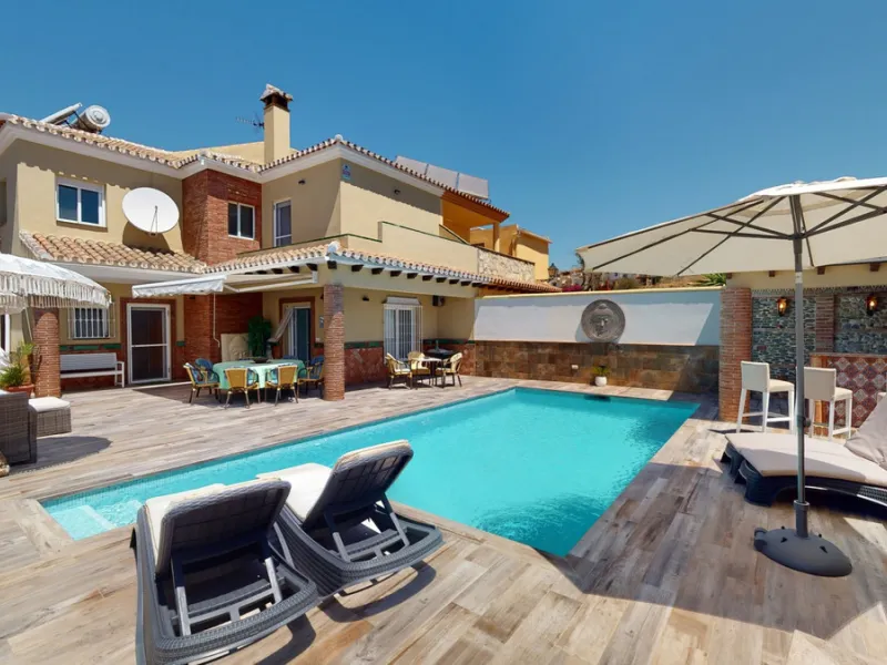 Beautiful, renovated semi-detached house in the quiet residential area of Viña Malaga. The three-storey house has two entrances. It is divided into 3 bedrooms, 3 bathrooms, a guest toilet, 2 kitchens, a living room and a home cinema. The outdoor area offe