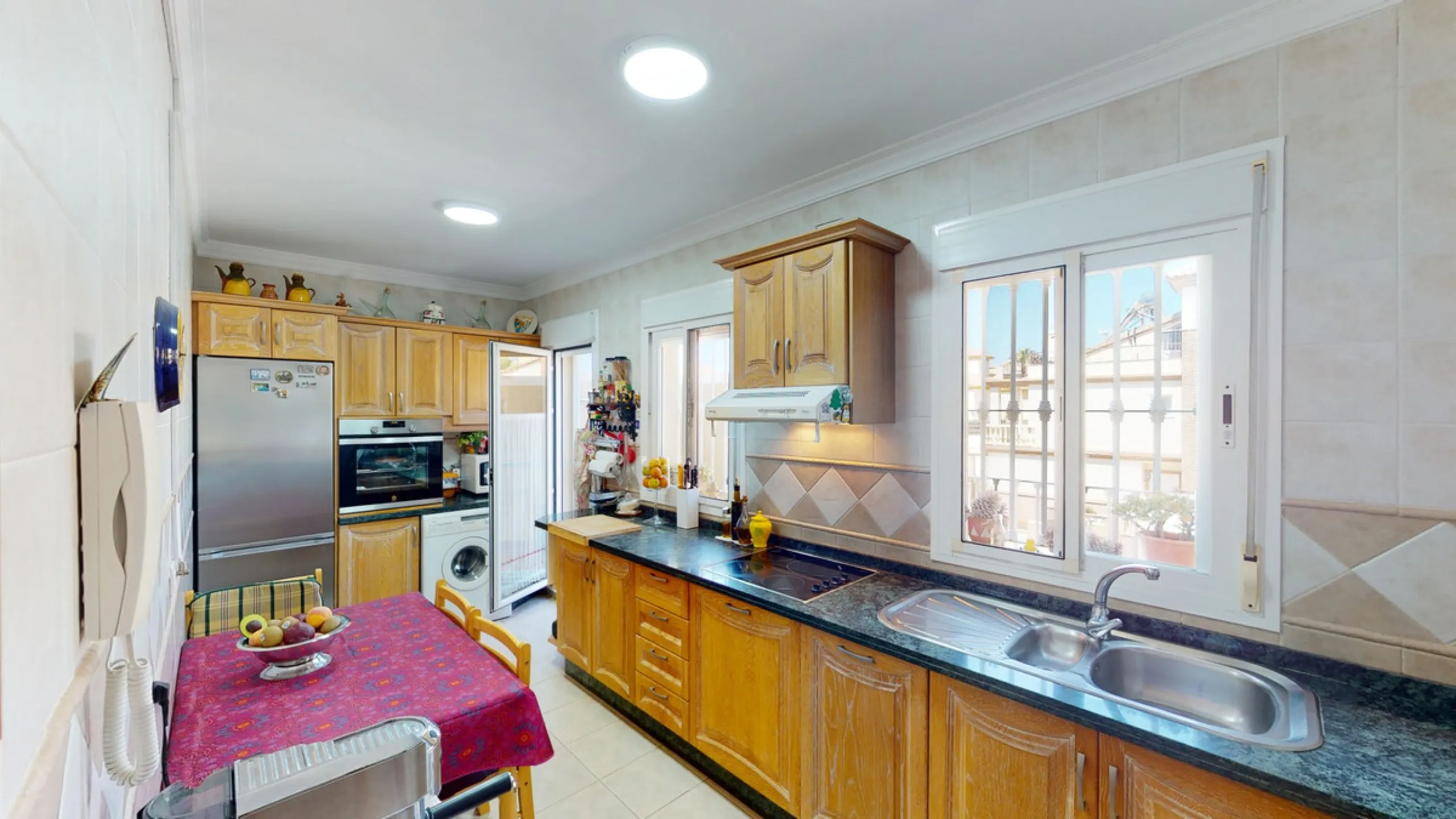 House - Semi-Detached House в продаже в Vélez-Málaga, Málaga. В доме 3 спален и 4 ванных комнат. Площадь дома 267 м². Площадь участка 320 м²